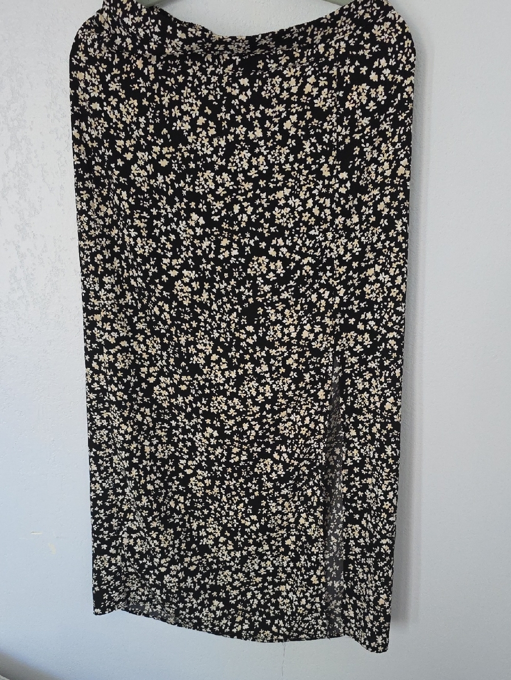 Cute Skirt With Elastic Waist And Front Half Slit.